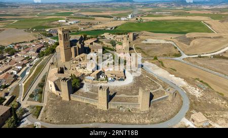 Blick auf den wunderschönen Artajona-Zaun in der Region Navarra, Spanien. Stockfoto