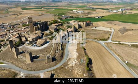 Blick auf den wunderschönen Artajona-Zaun in der Region Navarra, Spanien. Stockfoto