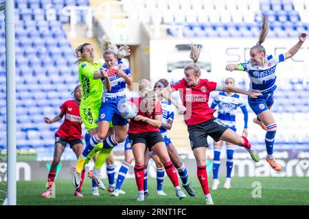 Action in the Box während des Spiels der Barclays FA Womens Championship zwischen Reading und Charlton Athletic im Select Car Leasing Stadium in London, England. (Liam Asman/SPP) Credit: SPP Sport Press Photo. Alamy Live News Stockfoto