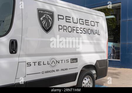 Palma de Mallorca, Spanien; 10. august 2023: Hauptfassade eines Autohauses des multinationalen Unternehmens Peugeot. Palma de Mallorca, Spanien Stockfoto