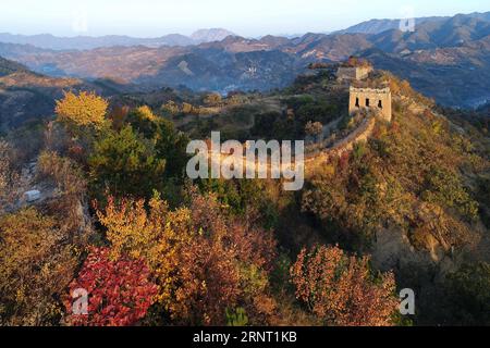 (171026) -- TANGSHAN, 26. Oktober 2017 -- Foto aufgenommen am 26. Oktober 2017 zeigt die Herbstlandschaft der Großen Mauer von Yumuling im Qianxi County von Tangshan, nordchinesische Provinz Hebei. ) (zhs) CHINA-HEBEI-GREAT WALL-HERBST (CN) MuxYu PUBLICATIONxNOTxINxCHN Stockfoto