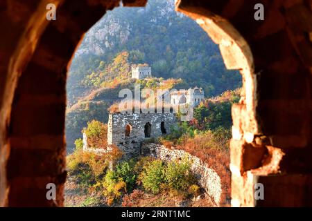 (171026) -- TANGSHAN, 26. Oktober 2017 -- Foto aufgenommen am 26. Oktober 2017 zeigt die Herbstlandschaft der Großen Mauer von Yumuling im Qianxi County von Tangshan, nordchinesische Provinz Hebei. ) (zhs) CHINA-HEBEI-GREAT WALL-HERBST (CN) MuxYu PUBLICATIONxNOTxINxCHN Stockfoto