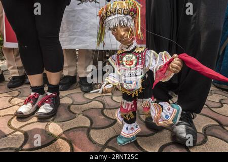 (171026) -- KOLKATA, 26. Oktober 2017 -- Foto aufgenommen am 26. Oktober 2017 zeigt eine Marionette während der Eröffnung des Internationalen Puppenfestivals in Kalkutta, Indien. ) (zf) INDIEN-KALKUTTA-INTERNATIONALES MARIONETTENFESTIVAL TumpaxMondal PUBLICATIONxNOTxINxCHN Stockfoto