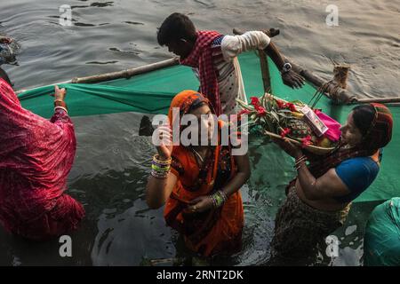 (171026) -- KOLKATA, 26. Oktober 2017 -- hinduistische Gläubige beten während des Chhath Festivals in Kalkutta, Indien, 26. Oktober 2017.(Xinhua Photo/) (zf) INDIA--KOLKATA--CHHATH FESTIVAL TumpaxMondal PUBLICATIONxNOTxINxCHN Stockfoto