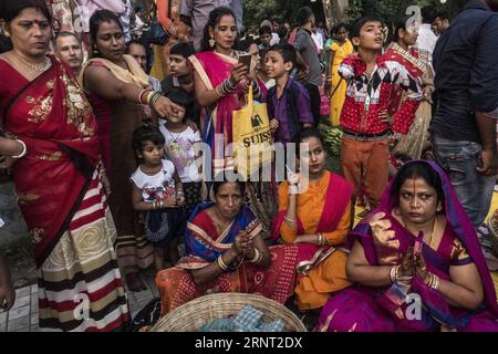 (171026) -- KOLKATA, 26. Oktober 2017 -- hinduistische Gläubige beten während des Chhath Festivals in Kalkutta, Indien, 26. Oktober 2017.(Xinhua Photo/) (zf) INDIA--KOLKATA--CHHATH FESTIVAL TumpaxMondal PUBLICATIONxNOTxINxCHN Stockfoto