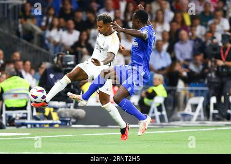 Real Madrids Rodrygo (L) und Getafes Djené (R) in Aktion während des 4. La Liga EA Sports Match Day zwischen Real Madrid und Getafe im Santiago Bernabeu Stadion in Madrid, Spanien, am 2. September 2023. Quelle: Edward F. Peters/Alamy Live News Stockfoto