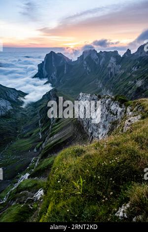 Blick über die Saentis Berge in das Tal der Meglisalp bei Sonnenaufgang, hoher Nebel im Tal, Saentis, Appenzell Ausserrhoden, Appenzeller Alpen Stockfoto