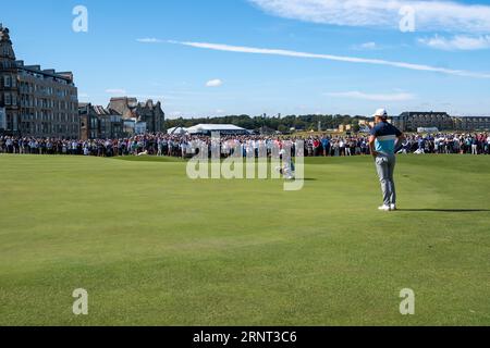 St. Andrews, Schottland. September 2023. Alex Maguire und John Gough von Team GB & I auf dem 18. Green während der Samstagsvierzigertage des Walker Cup 2023. Stockfoto