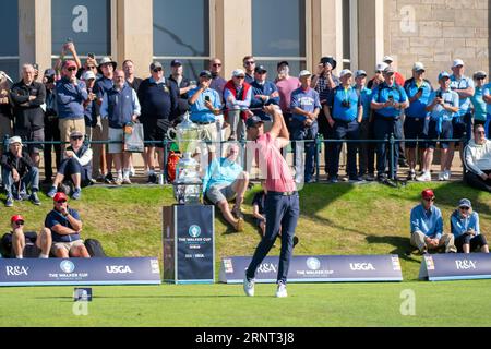 St. Andrews, Schottland. September 2023. Stewart Hagestad reißt sich in der ersten Runde der Einzelspiele beim Walker Cup 2023 auf dem 1. Loch des Old Course ab. Stockfoto