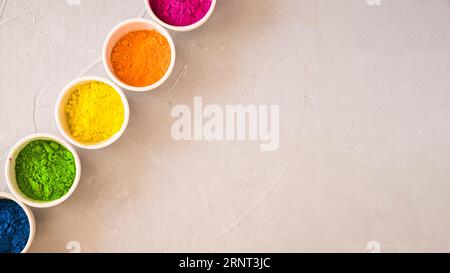 Erhöhte Ansicht holi Farbe Pulver weiß Schalen Beton Hintergrund Stockfoto