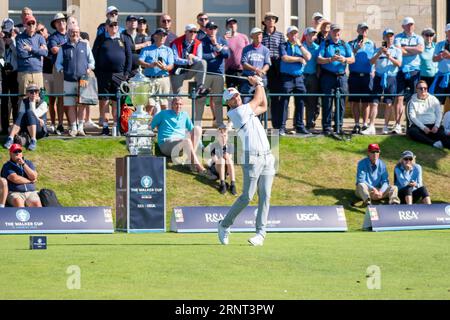 St. Andrews, Schottland. September 2023. Irlands Alex Maguire reißt in der ersten Runde der Einzelspiele beim Walker Cup 2023 auf dem 1. Loch des Old Course ab. Stockfoto