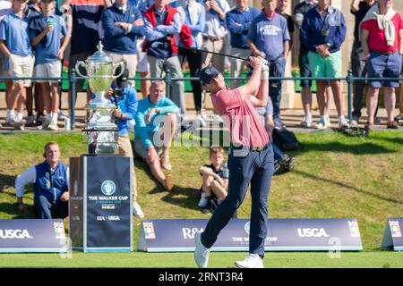 St. Andrews, Schottland. September 2023. Nick Dunlap, US-amerikanischer Nationalspieler, spielt in der ersten Runde der Einzelspiele beim Walker Cup 2023 auf dem 1. Loch des Old Course. Stockfoto