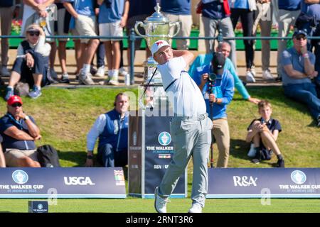 St. Andrews, Schottland. September 2023. Der Engländer John Gough reißt sich in der ersten Runde der Einzelspiele beim Walker Cup 2023 auf dem 1. Loch des Old Course ab. Stockfoto
