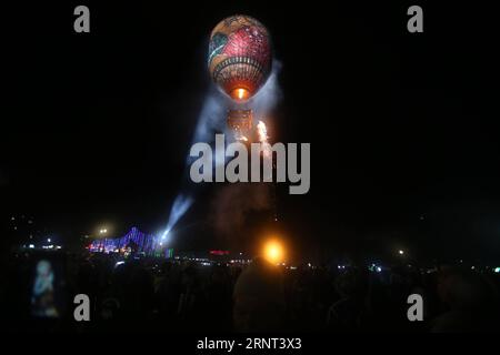 (171029) -- TAUNGGYI, 29. Oktober 2017 -- während des Tazaungdaing Festivals in Taunggyi, Myanmar am 29. Oktober 2017 wird ein Heißluftballon freigesetzt. Das Tazaungdaing Festival, auch bekannt als das Festival der Lichter, das im achten Monat des traditionellen myanmarischen Kalenders auf den Vollmondtag fällt, wird als Nationalfeiertag in Myanmar gefeiert und markiert das Ende der Regenzeit. ) (yy) MYANMAR-TAUNGGYI-TAZAUNGDAING FESTIVAL UxAung PUBLICATIONxNOTxINxCHN Stockfoto