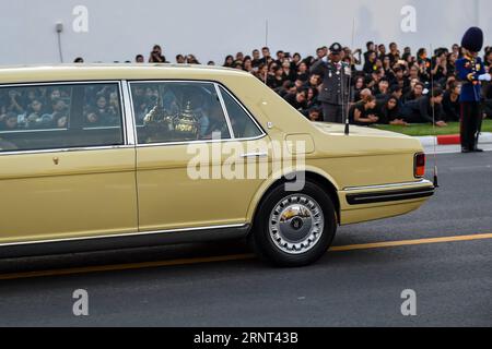 (171029) -- BANGKOK, 29. Oktober 2017 -- Thailands König Maha Vajiralongkorn (L) und Prinzessin Maha Chakri Sirindhorn (R) eskortieren die Reliquien und Knochenasche von Thailands verstorbenem König Bhumibol Adulyadej, um in zwei Tempeln in Bangkok, Thailand, 29. Oktober 2017, verankert zu werden. ) (Zjy) THAILAND-BANGKOK-KING-BHUMIBOL-ENHRINEMENT LixMangmang PUBLICATIONxNOTxINxCHN Stockfoto