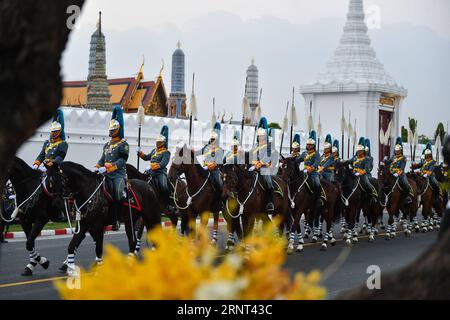 (171029) -- BANGKOK, 29. Oktober 2017 -- königliche Wachen marschieren in einer Prozession, um die Reliquien und Knochenaschen des verstorbenen thailändischen Königs Bhumibol Adulyadej zu eskortieren, um in zwei Tempeln in Bangkok, Thailand, 29. Oktober 2017, festgeschrieben zu werden. ) (Zjy) THAILAND-BANGKOK-KING-BHUMIBOL-ENHRINEMENT LixMangmang PUBLICATIONxNOTxINxCHN Stockfoto