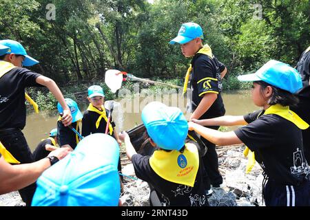 (171029) -- SAMUT PRAKAN, 29. Oktober 2017 -- der thailändische Prinz Dipangkorn Rasmijoti (oben) holt am 29. Oktober 2017 während einer freiwilligen Aktivität am Meer von Bang Pu in der zentralthailändischen Provinz Samut Prakan eine Plastikflasche ab. ) (srb) THAILAND-SAMUT PRAKAN-PRINCE DIPANGKORN-FREIWILLIGE RachenxSageamsak PUBLICATIONxNOTxINxCHN Stockfoto