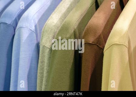 Bunte Poloshirts auf dem Markt Stockfoto