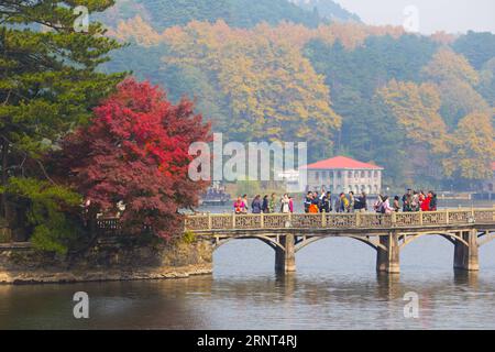 (171030) -- JIUJIANG, 30. Oktober 2017 () -- Touristen besuchen den Berg Lushan in der Stadt Jiujiang, ostchinesische Provinz Jiangxi, 29. Oktober 2017. Der Herbst hat den Lushan-Berg als einen vielfarbigen Ort gemalt, der die Menschen anzieht, die Landschaft hier zu genießen.() (xzy) CHINA-JIUJIANG-LUSHAN-HERBSTLANDSCHAFT (CN) Xinhua PUBLICATIONxNOTxINxCHN Stockfoto