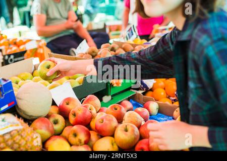 Person, die Obst und Gemüse kauft Stockfoto