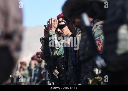 (171031) -- KABUL, 31. Oktober 2017 -- Kommandoldat wartet auf eine Inspektion im Morehead Commando Training Center in der Nähe von Kabul, Afghanistan, am 25. Oktober 2017. Insgesamt wurden 830 Kommandos nach Abschluss eines 14-wöchigen Trainingskurses kürzlich bei der afghanischen Nationalarmee (ANA) in Auftrag gegeben. ) (psw) AFGHANISTAN-KABUL-MOREHEAD-KOMMANDOZENTRUM DaixHe PUBLICATIONxNOTxINxCHN Stockfoto