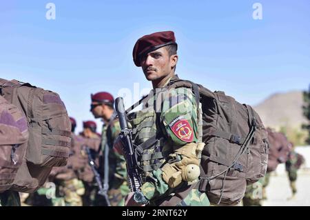 (171031) -- KABUL, 31. Oktober 2017 -- Ein Kommandosoldat wartet auf eine Inspektion im Morehead Commando Training Center in der Nähe von Kabul, Afghanistan, am 25. Oktober 2017. Insgesamt wurden 830 Kommandos nach Abschluss eines 14-wöchigen Trainingskurses kürzlich bei der afghanischen Nationalarmee (ANA) in Auftrag gegeben. ) (psw) AFGHANISTAN-KABUL-MOREHEAD-KOMMANDOZENTRUM DaixHe PUBLICATIONxNOTxINxCHN Stockfoto