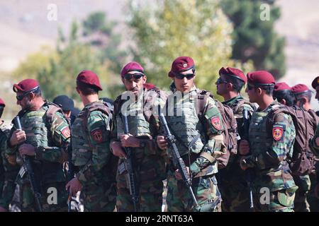 (171031) -- KABUL, 31. Oktober 2017 -- Soldaten des Kommandos warten auf eine Inspektion im Morehead Commando Training Center, in der Nähe von Kabul, Afghanistan, am 25. Oktober 2017. Insgesamt wurden 830 Kommandos nach Abschluss eines 14-wöchigen Trainingskurses kürzlich bei der afghanischen Nationalarmee (ANA) in Auftrag gegeben. ) (psw) AFGHANISTAN-KABUL-MOREHEAD-KOMMANDOZENTRUM DaixHe PUBLICATIONxNOTxINxCHN Stockfoto