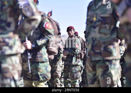 (171031) -- KABUL, 31. Oktober 2017 -- Soldaten des Kommandos warten auf eine Inspektion im Morehead Commando Training Center, in der Nähe von Kabul, Afghanistan, am 25. Oktober 2017. Insgesamt wurden 830 Kommandos nach Abschluss eines 14-wöchigen Trainingskurses kürzlich bei der afghanischen Nationalarmee (ANA) in Auftrag gegeben. ) (psw) AFGHANISTAN-KABUL-MOREHEAD-KOMMANDOZENTRUM DaixHe PUBLICATIONxNOTxINxCHN Stockfoto