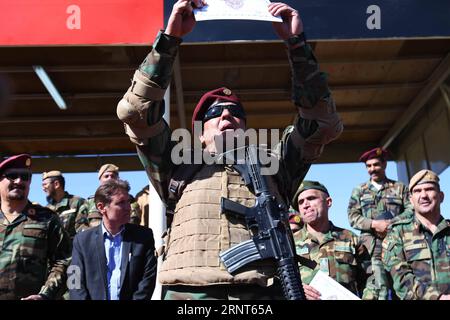 (171031) -- KABUL, 31. Oktober 2017 -- Ein Kommandosoldat hält am 25. Oktober 2017 sein Abschlusszeugnis im Morehead Commando Training Center in der Nähe von Kabul, Afghanistan. Insgesamt wurden 830 Kommandos nach Abschluss eines 14-wöchigen Trainingskurses kürzlich bei der afghanischen Nationalarmee (ANA) in Auftrag gegeben. ) (psw) AFGHANISTAN-KABUL-MOREHEAD-KOMMANDOZENTRUM DaixHe PUBLICATIONxNOTxINxCHN Stockfoto