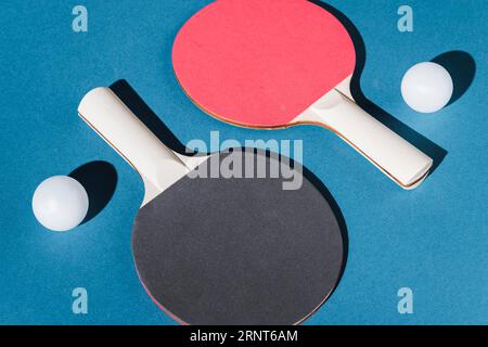 Setzen Sie Tischtennisschlägerbälle Stockfoto