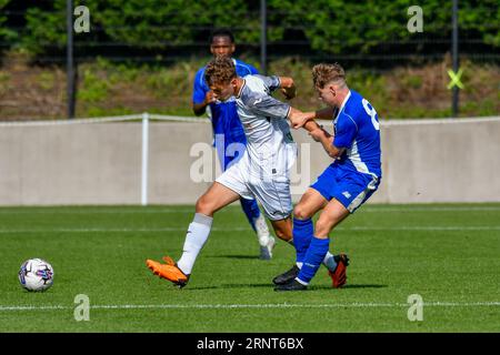 Swansea, Wales. 2. September 2023. Thomas Woodward aus Swansea City kämpft am 2. September 2023 mit Trey George aus Cardiff City um den Besitz während des Spiels des unter 18-jährigen Professional Development League Cup zwischen Swansea City und Cardiff City an der Swansea City Academy in Swansea, Wales, UK. Quelle: Duncan Thomas/Majestic Media/Alamy Live News. Stockfoto