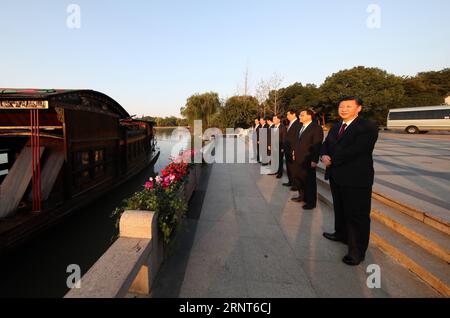 (171031) -- JIAXING, 31. Oktober 2017 -- Xi Jinping, Generalsekretär des Zentralkomitees der Kommunistischen Partei Chinas (KPCh), der auch chinesischer Präsident und Vorsitzender der Zentralen Militärkommission ist, und andere Mitglieder des Ständigen Komitees des Politbüros des ZK der KPCh, Li Keqiang, Li Zhanshu, Wang Yang, Wang Huning, Zhao Leji und Han Zheng besuchen ein Boot auf dem Nanhu-See in Jiaxing, der ostchinesischen Provinz Zhejiang, wo 1921, am 31. Oktober 2017, der erste Nationalkongress der KPCh stattfand. XI und andere CPC-Leiter besuchten den Standort in Jiaxing am Dienstagnachmittag Stockfoto