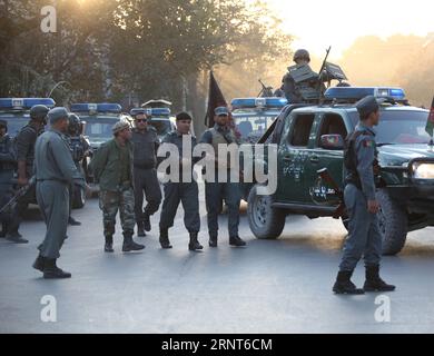 (171031) -- KABUL, 31. Oktober 2017 -- afghanische Sicherheitskräfte gehen in der Nähe des Ortes eines Selbstmordattentats in Kabul, Afghanistan, 31. Oktober 2017. Vier Menschen wurden getötet und 13 weitere verwundet, als sich am Dienstag ein Selbstmordattentäter in einer befestigten diplomatischen Enklave in Kabul in die Luft sprengte, sagte der Sprecher des Innenministeriums Najib Danesh. (zw) AFGHANISTAN-KABUL-SUIZID-ATTENTAT RahmatxAlizadah PUBLICATIONxNOTxINxCHN Stockfoto