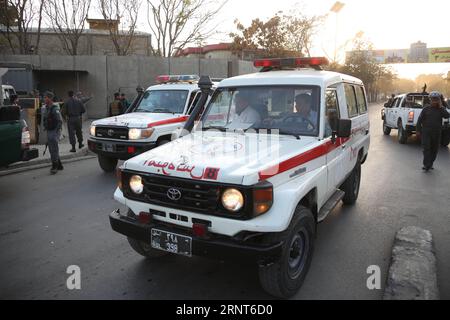 (171031) -- KABUL, 31. Oktober 2017 -- Krankenwagen warten auf die Rettung der Verwundeten in Kabul, der Hauptstadt Afghanistans, am 31. Oktober 2017. Mehr als ein Dutzend Menschen wurden getötet oder verletzt, als am Dienstag eine Explosion die afghanische Hauptstadt Kabul erschütterte. Die Explosion ereignete sich um 16:06 Uhr Ortszeit (1136 GMT) im Gebiet von Wazir Akbar Khan, einer befestigten diplomatischen Enklave in Kabul. )(swt) AFGHANISTAN-KABUL-EXPLOSION RahmatxAlizadah PUBLICATIONxNOTxINxCHN Stockfoto