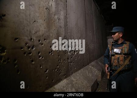 Themen der Woche Bilder des Tages (171031) -- KABUL, 31. Oktober 2017 -- ein afghanischer Polizist inspiziert den Ort eines Selbstmordattentats in Kabul, Afghanistan, 31. Oktober 2017. Vier Menschen wurden getötet und 13 weitere verwundet, als sich am Dienstag ein Selbstmordattentäter in einer befestigten diplomatischen Enklave in Kabul in die Luft sprengte, sagte der Sprecher des Innenministeriums Najib Danesh. (zw) AFGHANISTAN-KABUL-SUIZID-ATTENTAT RahmatxAlizadah PUBLICATIONxNOTxINxCHN Stockfoto