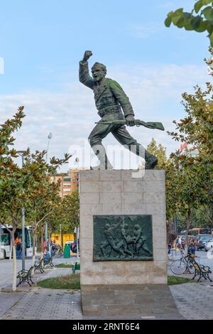 TIRANA, ALBANIEN - 30. September 2019: Bronzeskulptur eines unbekannten Partisanen im Stadtzentrum. Stockfoto