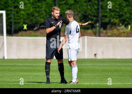 Swansea, Wales. 2. September 2023. Der Schiedsrichter William Payne spricht mit Jacob Cook aus Swansea City während des unter 18-jährigen Professional Development League Cup-Spiels zwischen Swansea City und Cardiff City an der Swansea City Academy in Swansea, Wales, UK am 2. September 2023. Quelle: Duncan Thomas/Majestic Media/Alamy Live News. Stockfoto