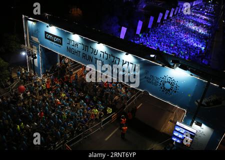 (171101) -- TEL AVIV, 1. November 2017 -- Läufer nehmen am 10. Tel Aviv Night Run in Tel Aviv, Israel, 31. Oktober 2017 Teil. 25.000 Läufer nahmen am Dienstag am 10. Tel Aviv Night Run Teil. Gil Cohen Magen)(gj) ISRAEL-TEL AVIV-NIGHT RUN guoyu PUBLICATIONxNOTxINxCHN Stockfoto