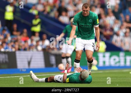 Newcastle United's Dan Burn (rechts) und Joelinton, die während des Spiels in der Premier League bei AMEX, Brighton und Hove zusammenstießen. Bilddatum: Samstag, 2. September 2023. Stockfoto