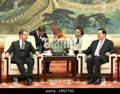 (171101) -- PEKING, 1. November 2017 -- Zhang Dejiang (R, Front), Vorsitzender des Ständigen Ausschusses des Nationalen Volkskongresses (NPC), trifft sich mit dem russischen Premierminister Dmitri Medwedew (L, Front) in der Großen Halle des Volkes in Peking, Hauptstadt von China, am 1. November 2017. )(mcg) CHINA-PEKING-ZHANG DEJIANG-RUSSISCHE PM-SITZUNG (CN) DingxLin PUBLICATIONxNOTxINxCHN Stockfoto