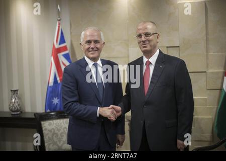 (171101) -- RAMALLAH, 1. November 2017 -- der palästinensische Premierminister Rami Hamdallah (R) trifft sich am 1. November 2017 mit seinem australischen Amtskollegen Malcolm Turnbull in der Westjordstadt Ramallah. ) (Djj) MIDEAST-RAMALLAH-AUSTRALIA-PM Pool/FadixArouri PUBLICATIONxNOTxINxCHN Stockfoto