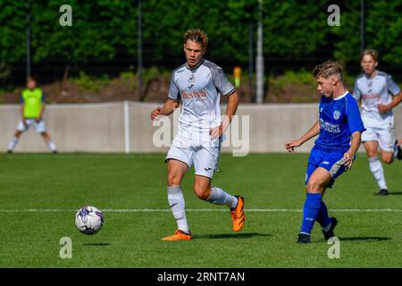 Swansea, Wales. 2. September 2023. Thomas Woodward aus Swansea City unter dem Druck von Trey George aus Cardiff City während des Spiels des U18 Professional Development League Cup zwischen Swansea City und Cardiff City an der Swansea City Academy in Swansea, Wales, UK am 2. September 2023. Quelle: Duncan Thomas/Majestic Media/Alamy Live News. Stockfoto