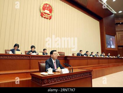 (171101) -- PEKING, 1. November 2017 -- Zhang Dejiang (Front), Vorsitzender des Ständigen Ausschusses des Nationalen Volkskongresses (NPC), legt dem Ständigen Ausschuss des NPC auf seiner sechstägigen halbjährlichen Sitzung am 1. November 2017 in Peking, der Hauptstadt Chinas, einen Bericht über die Umsetzung des Gesetzes zur Kontrolle fester Abfälle vor. )(mcg) CHINA-BEIJING-ZHANG DEJIANG-REPORT (CN) LiuxWeibing PUBLICATIONxNOTxINxCHN Stockfoto