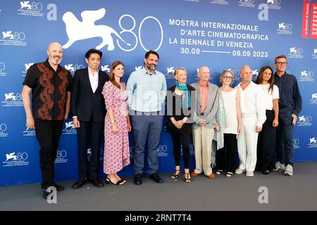 Mark Bridges, Kazu Hiro, Shayna Markowitz, Steve Morrow, Jamie Bernstein, Yannick Nezet-Seguin, Michelle Tesoro, Kevin Thompson, Nina Bernstein Simmons und Alexander Bernstein posieren beim Fotocall von „Maestro“ während des 80. internationalen Filmfestivals von Venedig im Palazzo del Casino am Lido in Venedig, Italien, am 2. September 2023. Stockfoto