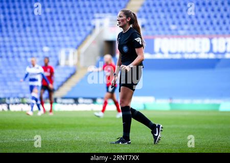 Reading, UK. September 2023. Schiedsrichterin Melissa Burgin während des Spiels der Barclays FA Womens Championship zwischen Reading und Charlton Athletic im Select Car Leasing Stadium. Liam Asman/Alamy Live News Stockfoto