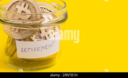 Nahaufnahme Bitcoins Einstellungsglas gelber Hintergrund Stockfoto