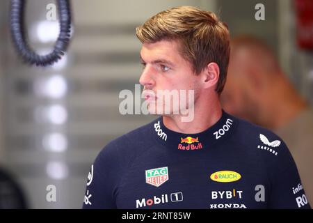 Monza, Monza, Italien. September 2023. 2. September 2023 - Monza, Italien - F1 Grand Prix von Italien Qualyfing; Max Verstappen von den Niederlanden und Oracle Red Bull Racing schaut zu. (Bild: © Marc Dominguez/ZUMA Press Wire) NUR REDAKTIONELLE VERWENDUNG! Nicht für kommerzielle ZWECKE! Stockfoto