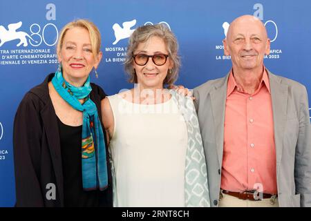 Jamie Bernstein, Nina Bernstein Simmons und Alexander Bernstein posieren beim Fotocall von „Maestro“ während des 80. Internationalen Filmfestivals von Venedig im Palazzo del Casino am Lido in Venedig, Italien, am 2. September 2023. Stockfoto