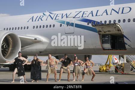 (171102) -- VANCOUVER, 2. Nov. 2017 -- indigene Maori aus Neuseeland führen traditionellen Haka-Tanz auf dem Asphalt des internationalen Flughafens Vancouver auf, um die 10-jährigen Flüge von Vancouver nach Auckland, in Vancouver, Kanada, am 1. Nov. 2017 zu feiern. ) (Zjy) CANADA-VANCOUVER-AIR NEW ZEALAND-HAKA DANCE LiangxSen PUBLICATIONxNOTxINxCHN Stockfoto