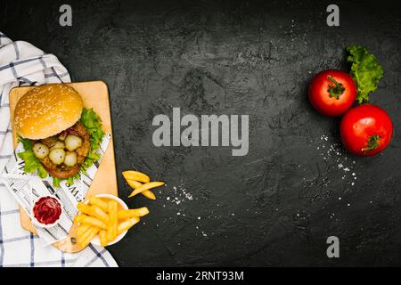 Flaches Holzbrett aus Burger-Pommes-Frites mit Copyspace Stockfoto